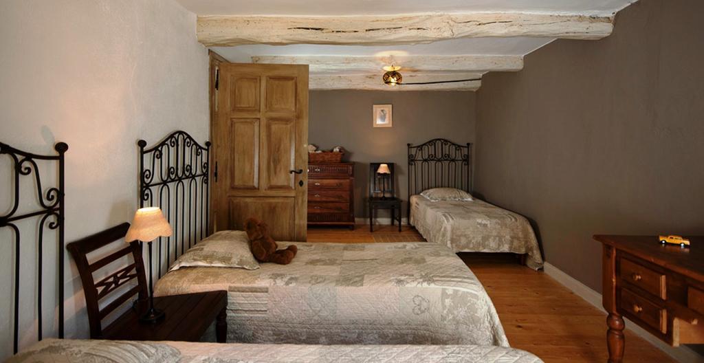Domaine De Bertrandy Bed & Breakfast Алман ан Прованс Стая снимка